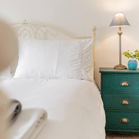 Light And Central Apartment Above Knead Bakery Tetbury Bagian luar foto