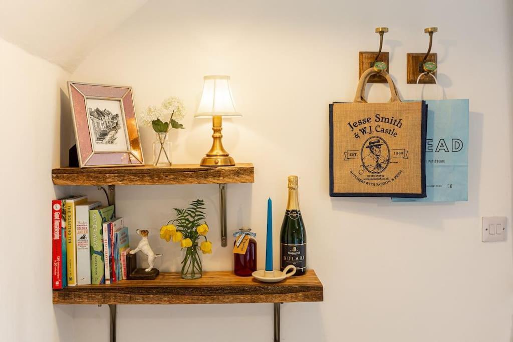 Light And Central Apartment Above Knead Bakery Tetbury Bagian luar foto