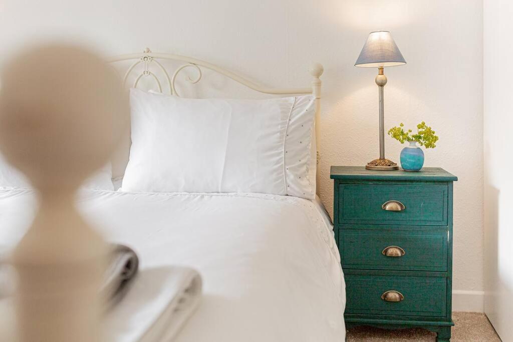 Light And Central Apartment Above Knead Bakery Tetbury Bagian luar foto