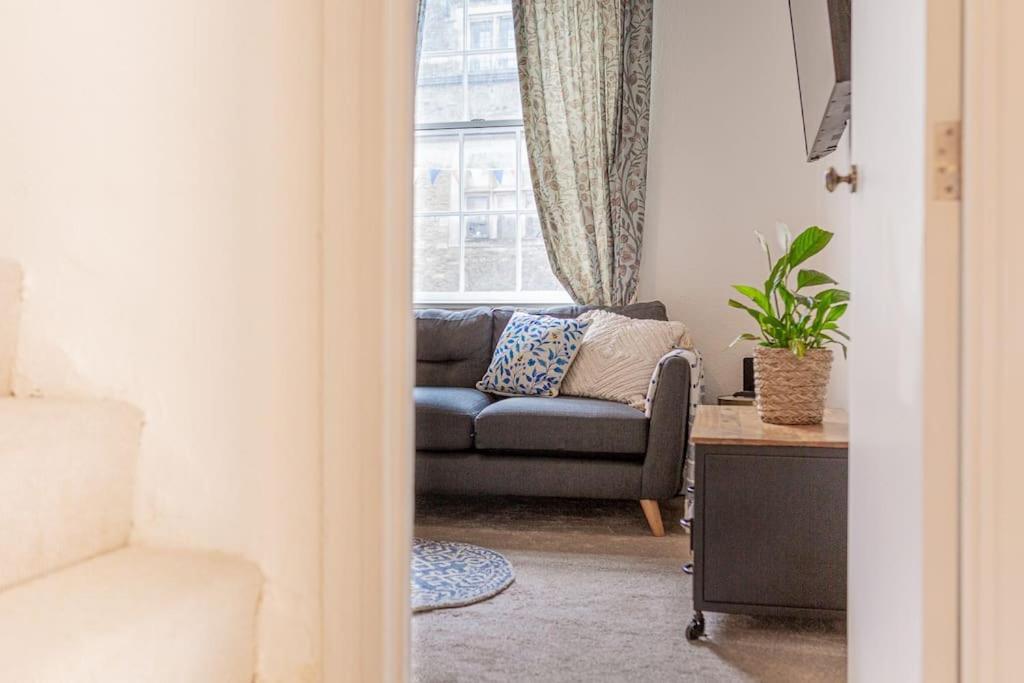 Light And Central Apartment Above Knead Bakery Tetbury Bagian luar foto