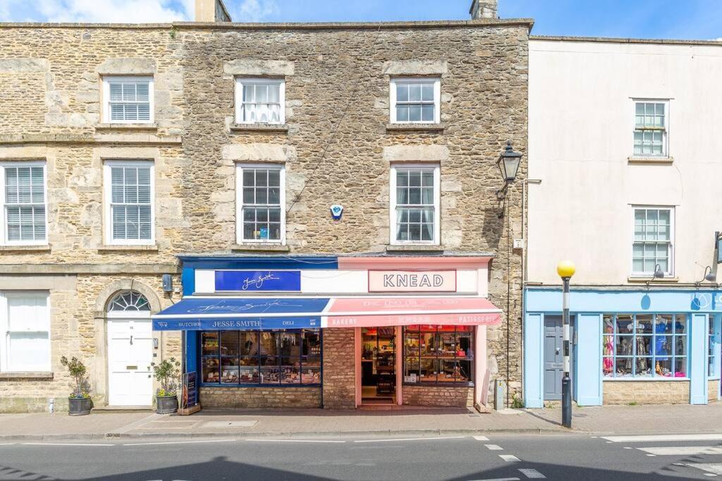 Light And Central Apartment Above Knead Bakery Tetbury Bagian luar foto