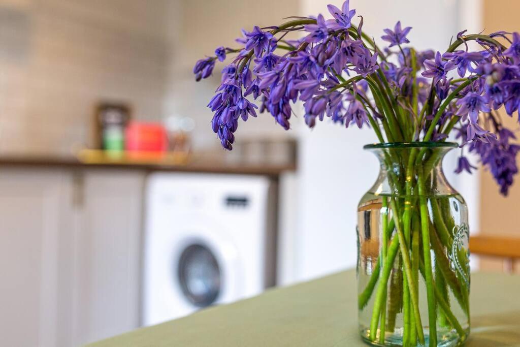 Light And Central Apartment Above Knead Bakery Tetbury Bagian luar foto