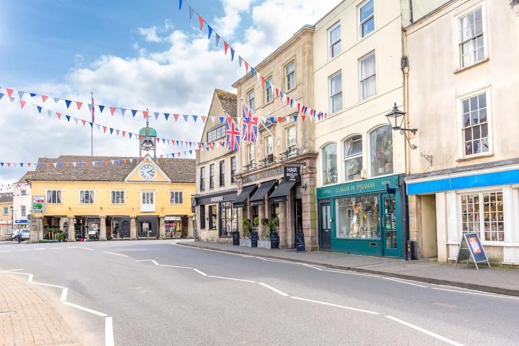 Light And Central Apartment Above Knead Bakery Tetbury Bagian luar foto