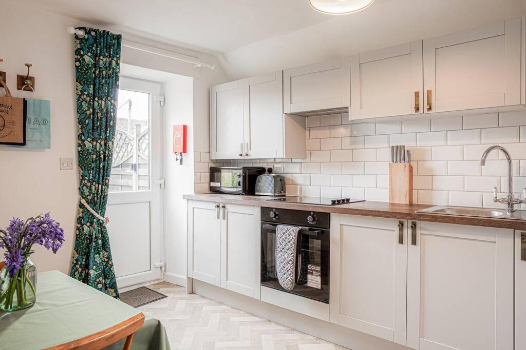 Light And Central Apartment Above Knead Bakery Tetbury Bagian luar foto