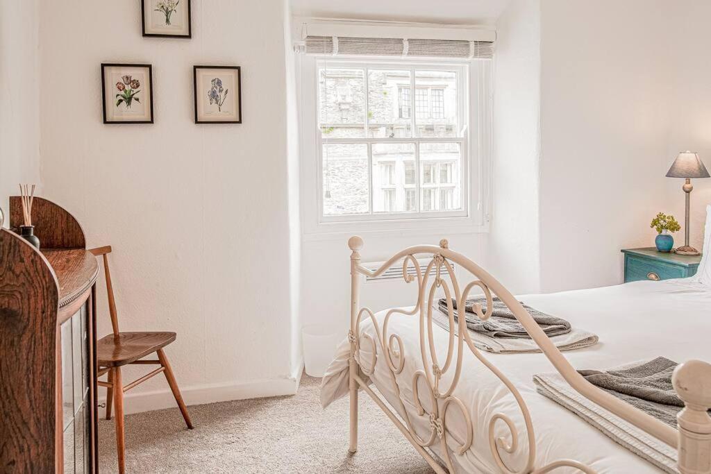 Light And Central Apartment Above Knead Bakery Tetbury Bagian luar foto