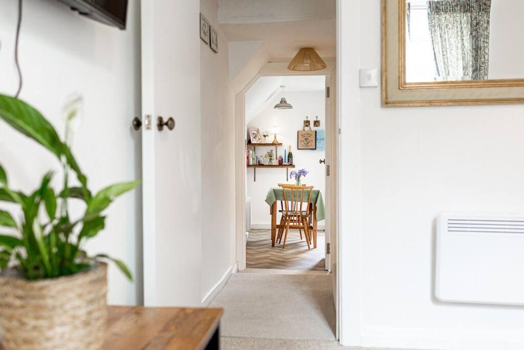 Light And Central Apartment Above Knead Bakery Tetbury Bagian luar foto
