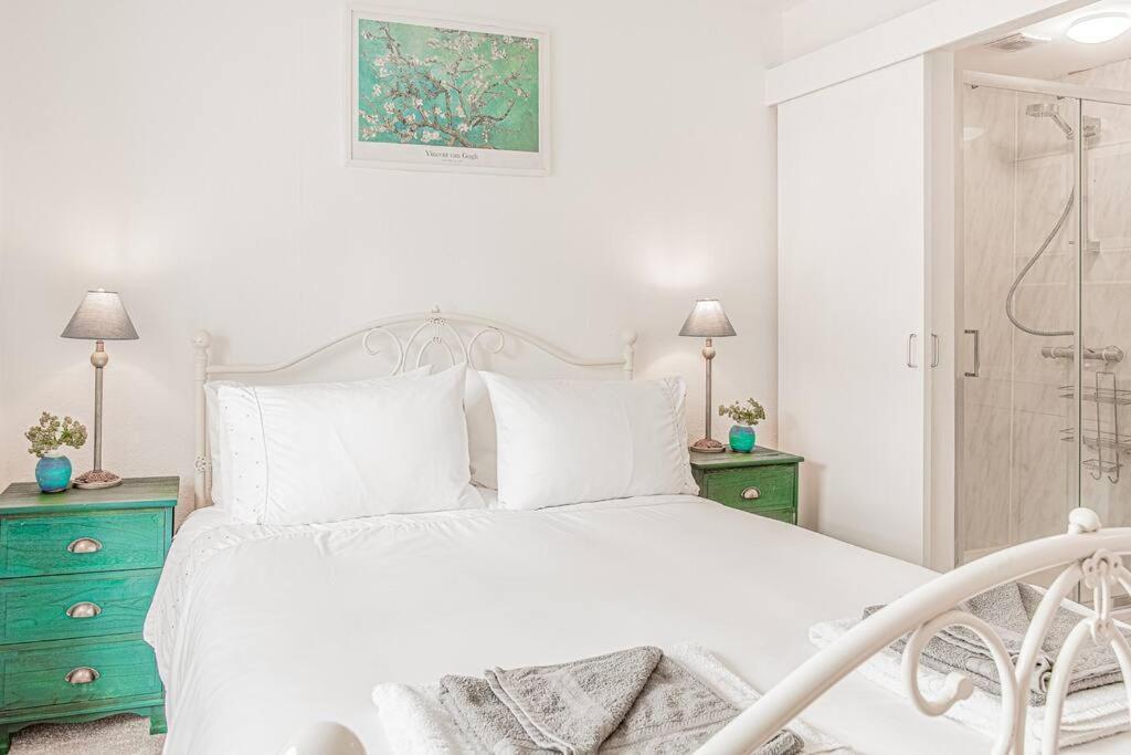 Light And Central Apartment Above Knead Bakery Tetbury Bagian luar foto