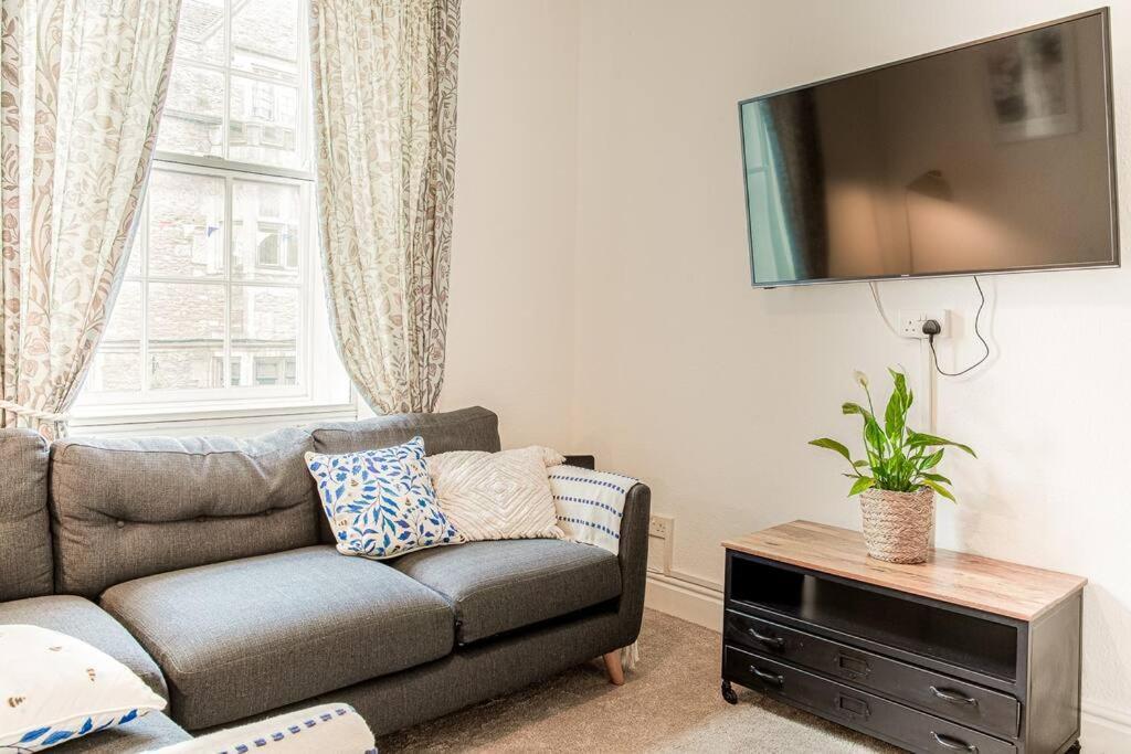 Light And Central Apartment Above Knead Bakery Tetbury Bagian luar foto