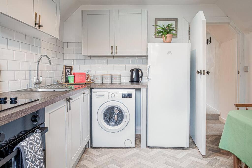 Light And Central Apartment Above Knead Bakery Tetbury Bagian luar foto