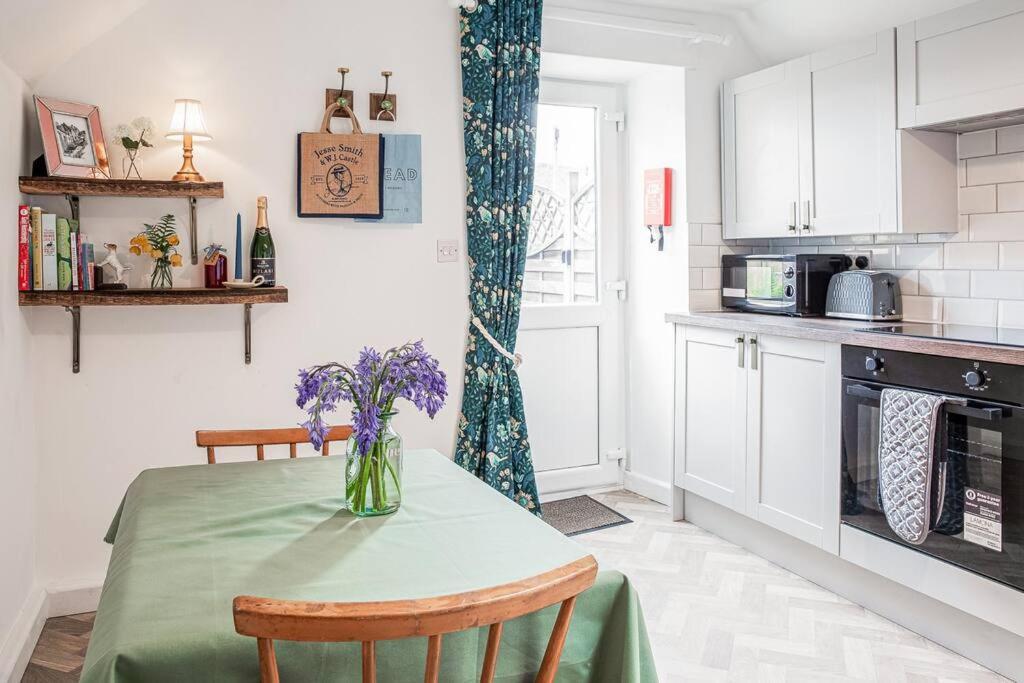 Light And Central Apartment Above Knead Bakery Tetbury Bagian luar foto