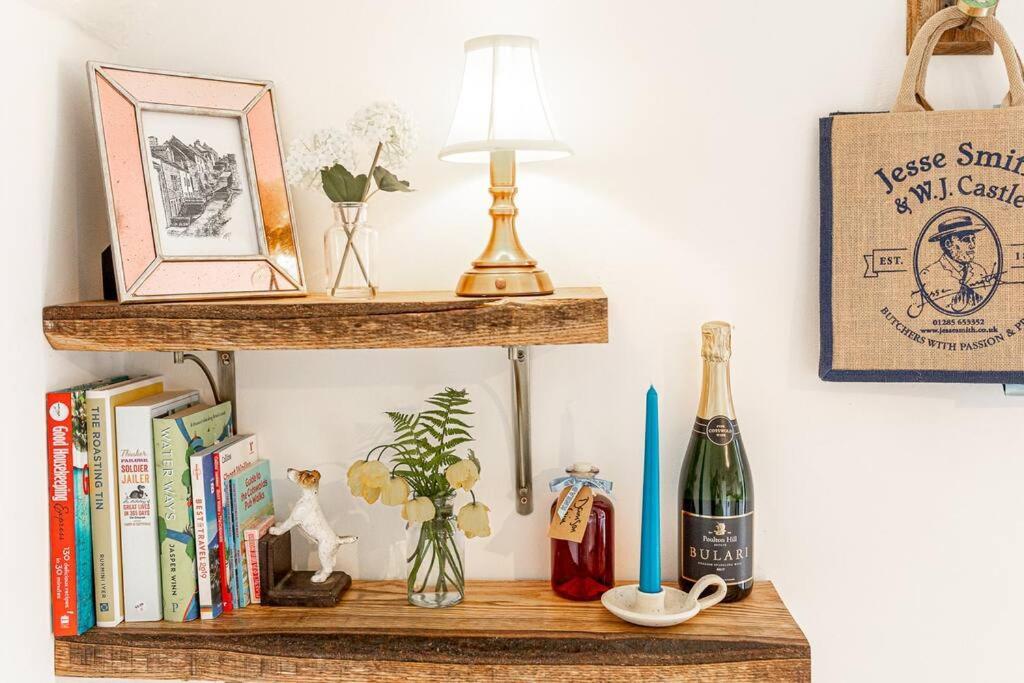 Light And Central Apartment Above Knead Bakery Tetbury Bagian luar foto