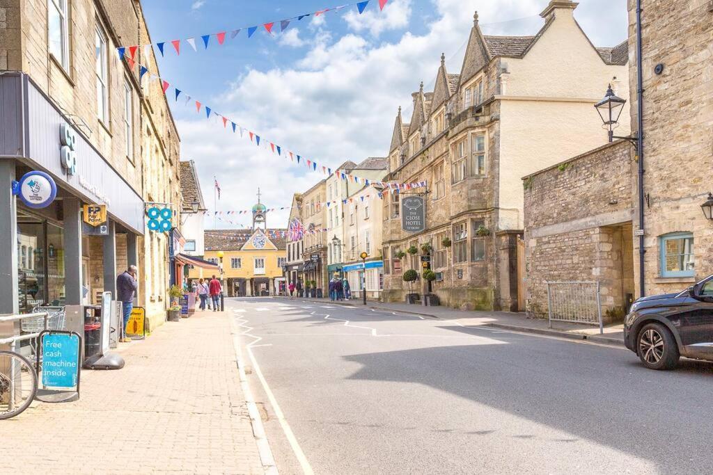 Light And Central Apartment Above Knead Bakery Tetbury Bagian luar foto