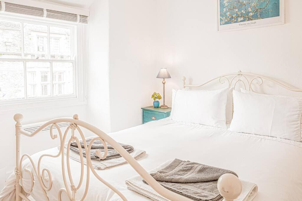 Light And Central Apartment Above Knead Bakery Tetbury Bagian luar foto
